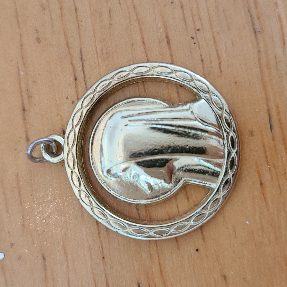 Madonna pendant